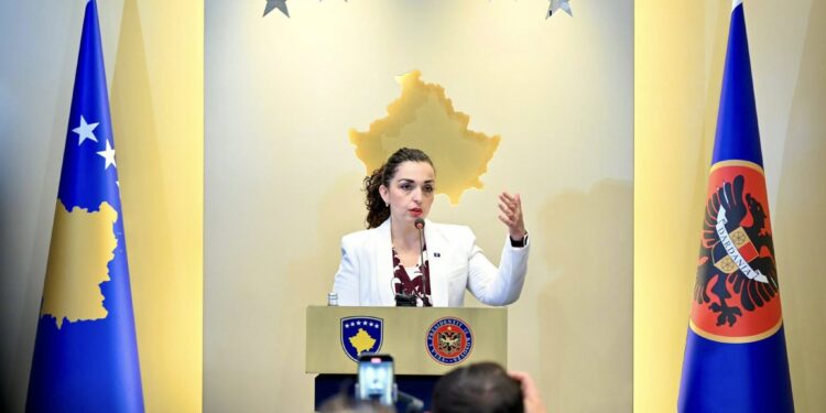 Presidentja Osmani dorëzon kërkesë në Kushtetuese: “Të mbrojmë rendin kushtetues – jo llogaritë politike”