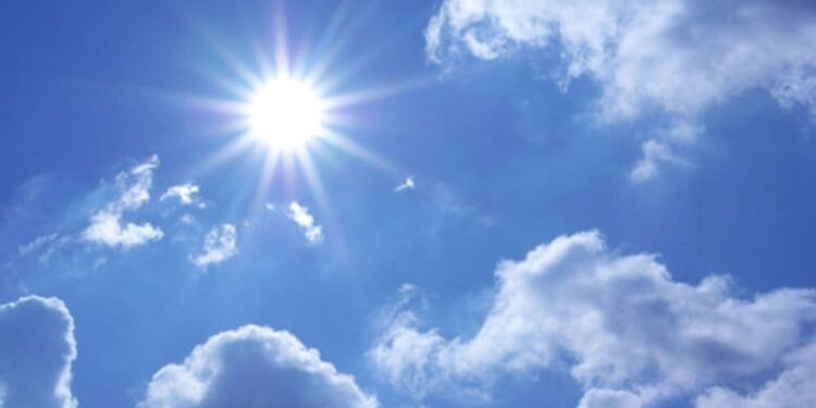 E shtuna sjell mot të kthjellët dhe temperatura deri në 28°C – Kujdes nga rrezatimi i lartë diellor