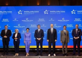 Foto familjare nga takimi BE – Ballkani Perëndimor për Planin e Rritjes, Rama krah Kurtit dhe Mickoskit