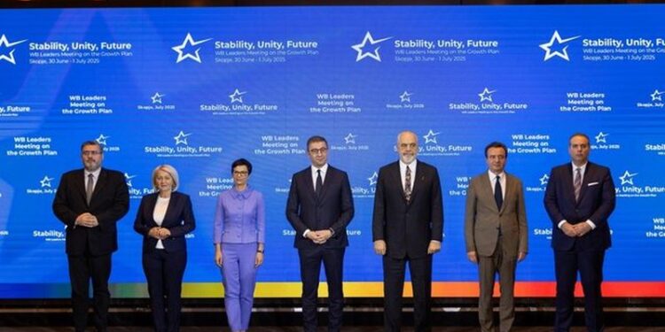 Foto familjare nga takimi BE – Ballkani Perëndimor për Planin e Rritjes, Rama krah Kurtit dhe Mickoskit