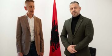 Flamuri shqiptar “mollë sherri” – Dështoi takimi ndërinstitucional mes KKSh-së dhe Trupit Koordinues