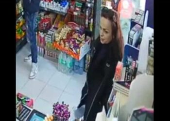 Gruaja në fotografi po kërkohet nga policia për vjedhje