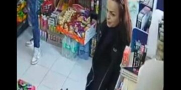 Gruaja në fotografi po kërkohet nga policia për vjedhje