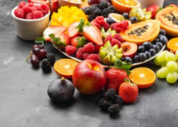 Dietologët paralajmërojnë: Mos konsumoni këto ushqime me stomak bosh – rrezik për ulçerë dhe probleme me tretjen