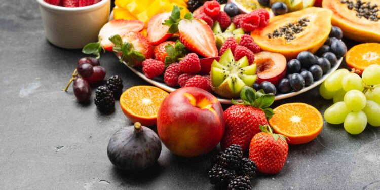 Dietologët paralajmërojnë: Mos konsumoni këto ushqime me stomak bosh – rrezik për ulçerë dhe probleme me tretjen