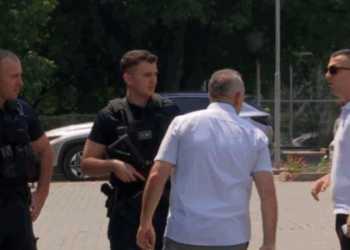 “Thirrje telefonike apo mesazh”, si e evakuoi parlamentin alarmi i rremë për bombë?