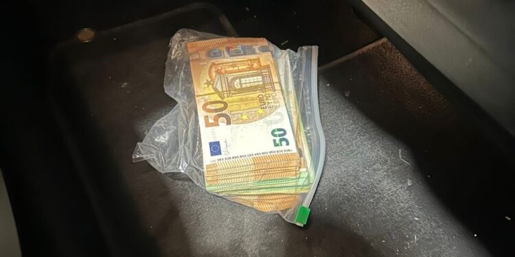 Konfiskohen mbi 119 mijë euro në pikën kufitare të Merdares