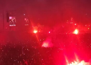 Spektakël i çmendur në Hipodromin e Zagrebit: Mijëra të pranishëm ndezin flakadanë gjatë “Mallkimit të Mbretit Zvonimir”