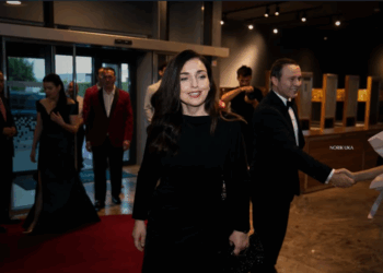 Presidentja Osmani me “look” ndryshe në dasmën e Teuta Rugovës