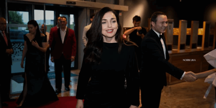 Presidentja Osmani me “look” ndryshe në dasmën e Teuta Rugovës