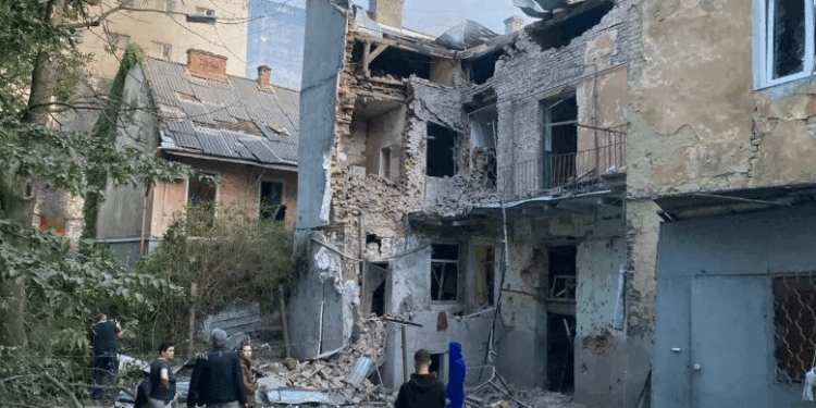 Rusia sulmon me dronë dhe raketa disa rajone të Ukrainës – Dy të vrarë dhe 18 të plagosur, Polonia aktivizon avionët luftarakë