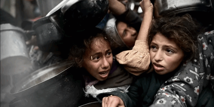 Të paktën 93 të vrarë nga sulmet izraelite mbi civilët që prisnin ndihmë humanitare në Gaza