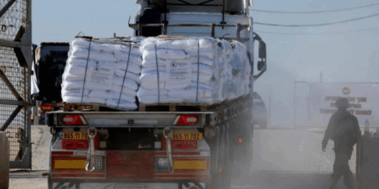 Izraeli asgjëson 70 kamionë ndihma për Gazën: Ushqimet kishin skaduar pas bllokadës në kufi