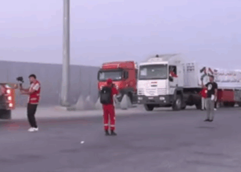 Izraeli shpall “pauza taktike” për ndihmat humanitare në Gaza – Kamionët me ushqime nisen nga Egjipti