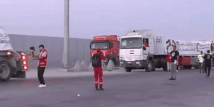 Izraeli shpall “pauza taktike” për ndihmat humanitare në Gaza – Kamionët me ushqime nisen nga Egjipti