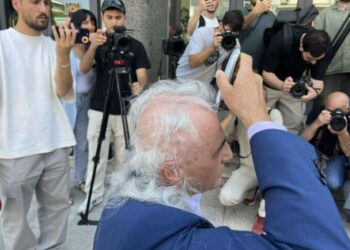 “Përshkallëzohet” protesta e Kocit, qethet para Kuvendit