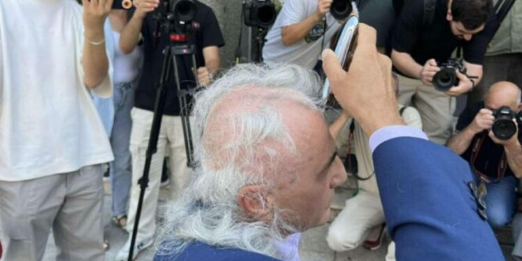 “Përshkallëzohet” protesta e Kocit, qethet para Kuvendit