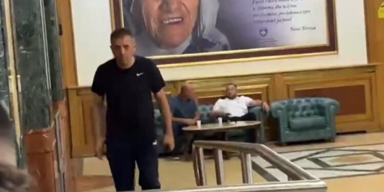 Salih Zyba si në termin futbolli, shkon me ‘trenerka’ në seancë konstituive