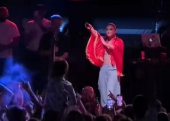 Egli Tako bëhet virale me brohoritjet kundër Serbisë në koncertin e saj në Drenicë