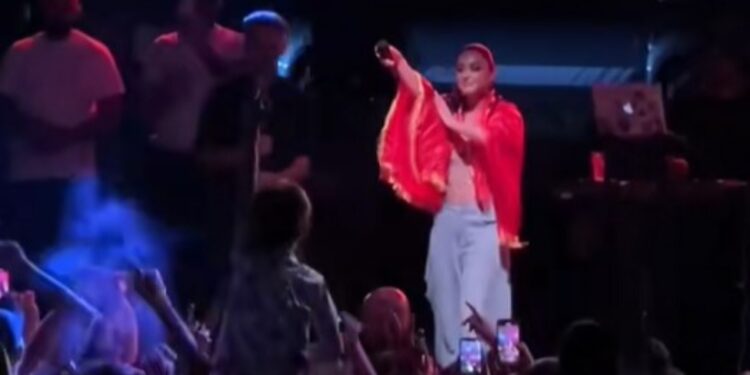 Egli Tako bëhet virale me brohoritjet kundër Serbisë në koncertin e saj në Drenicë