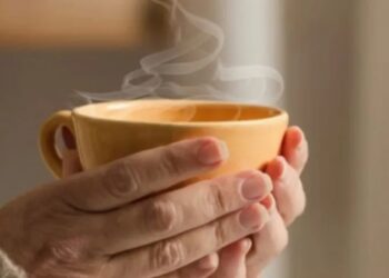 Asnjëherë mos konsumoni çajin e nxehtë me këto pije brenda një dite, ja pse