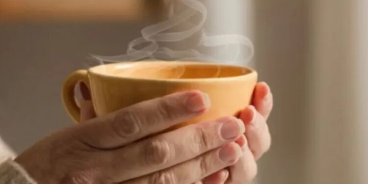 Asnjëherë mos konsumoni çajin e nxehtë me këto pije brenda një dite, ja pse