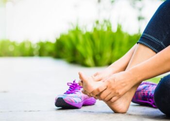 11 Arsye Pse Ndjejmë Dhimbje në Këmbë Gjatë Ecjes – Dhe Si T’i Trajtojmë