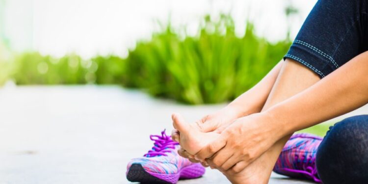 11 Arsye Pse Ndjejmë Dhimbje në Këmbë Gjatë Ecjes – Dhe Si T’i Trajtojmë