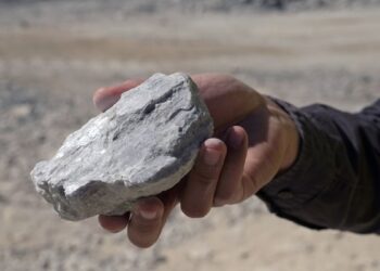 Zbulimi i litiumit në Kinë trondit tregun global të baterive për automjete elektrike