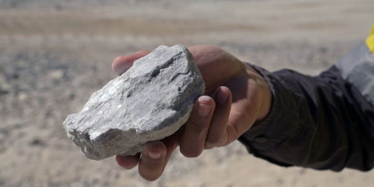 Zbulimi i litiumit në Kinë trondit tregun global të baterive për automjete elektrike