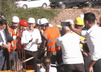 Nis puna për urat e reja mbi Ibër, Kurti, Aliu, Bahtiri e të tjerë e hedhin nga një lopatë cement