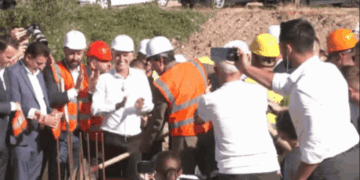 Nis puna për urat e reja mbi Ibër, Kurti, Aliu, Bahtiri e të tjerë e hedhin nga një lopatë cement