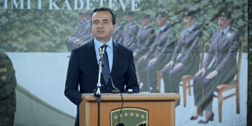 Forcohet Ushtria e Kosovës – 18 oficerë të rinj i bashkohen Forcës së Sigurisë