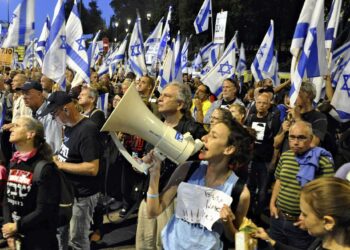 Protestuesit izraelitë mbushin sheshin e Tel Avivit, kërkojnë armëpushim në Gaza