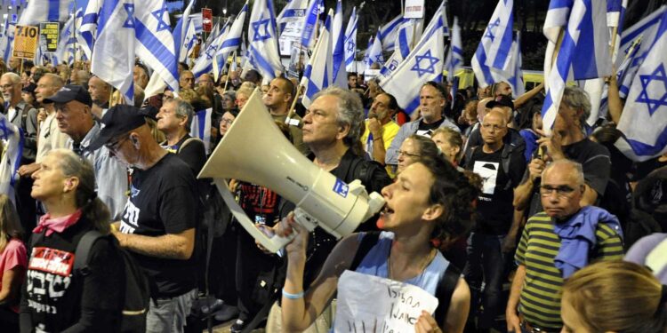 Protestuesit izraelitë mbushin sheshin e Tel Avivit, kërkojnë armëpushim në Gaza