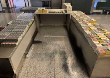 Tentativë për kontrabandim cigare në Aeroportin “Adem Jashari” – Sekuestrohen 375 boksa pa banderola