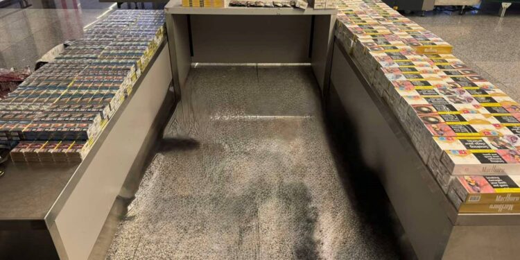 Tentativë për kontrabandim cigare në Aeroportin “Adem Jashari” – Sekuestrohen 375 boksa pa banderola