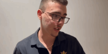 Kamarieri që u sulmua nga polici dhe një tjetër në Vlorë: Për një shishe uji më goditi me grushte, sapo i kam mbushur 18 vjet