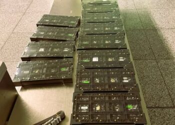 Pajisje elektronike të padeklaruara kapen në Aeroportin e Prishtinës – Dogana ndalon tentim-kontrabandën