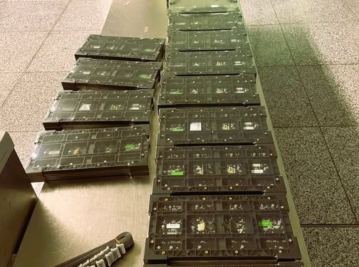 Pajisje elektronike të padeklaruara kapen në Aeroportin e Prishtinës – Dogana ndalon tentim-kontrabandën