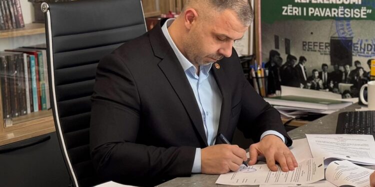 Janë ndarë 500 mijë euro nga Qeveria e Kosovës për studentët shqiptarë – bursa të barabarta pa kritere meritore