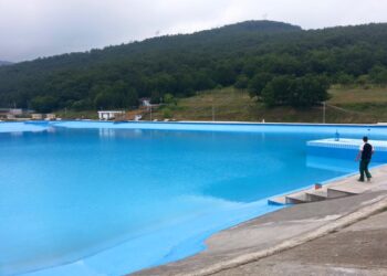 AP-ja i kushton artikull pishinës gjysmë të zbrazur të Gërmisë