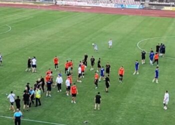 Nisi si miqësore, përfundoi si luftë! Plas grushti në futbollin shqiptar, në fushë futen edhe tifozët