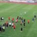 Nisi si miqësore, përfundoi si luftë! Plas grushti në futbollin shqiptar, në fushë futen edhe tifozët