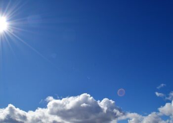 E diel me diell dhe temperatura deri në 32°C – Kujdes nga rrezatimi i lartë