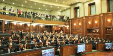 Bllokadë institucionale në Kuvend: Gjykata Kushtetuese pezullon çdo veprim të deputetëve deri më 8 gusht