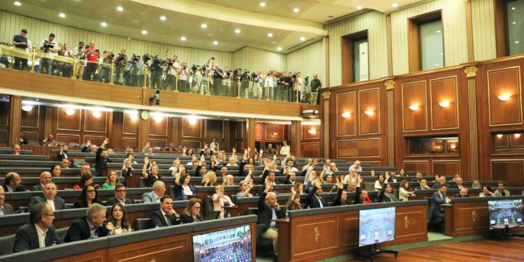 Bllokadë institucionale në Kuvend: Gjykata Kushtetuese pezullon çdo veprim të deputetëve deri më 8 gusht