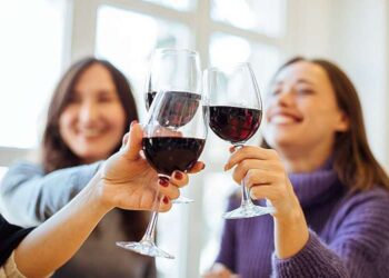 Gratë që pijnë shumë alkool, 50% më të rrezikuara për shtatzëni të padëshiruar