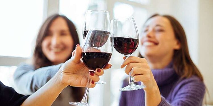 Gratë që pijnë shumë alkool, 50% më të rrezikuara për shtatzëni të padëshiruar