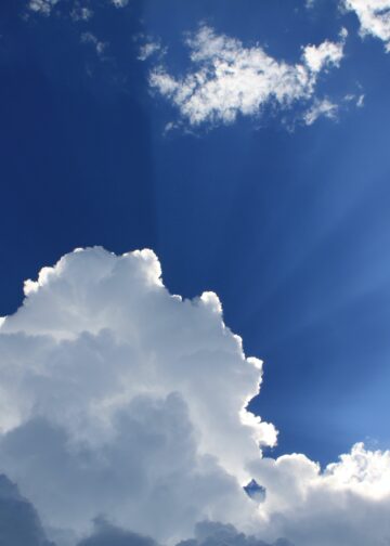 Moti për të mërkurën: Vranësira, intervale me diell dhe reshje të lehta në disa rajone